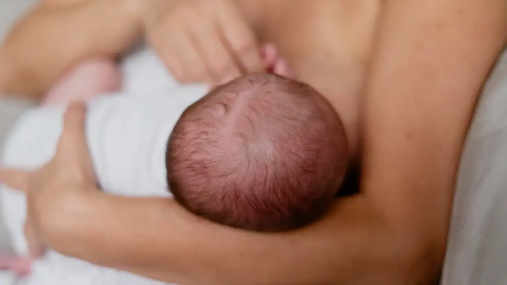 Positions d’allaitement : la prise du sein d’abord