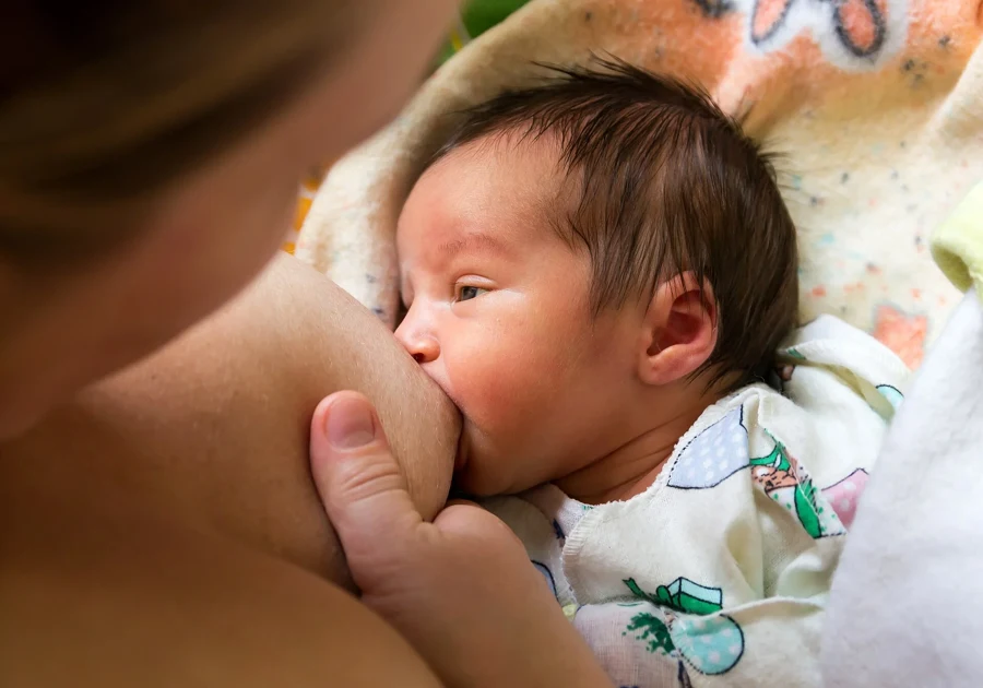 Nouveau-né au sein, bien en bouche, pendant une tétée
