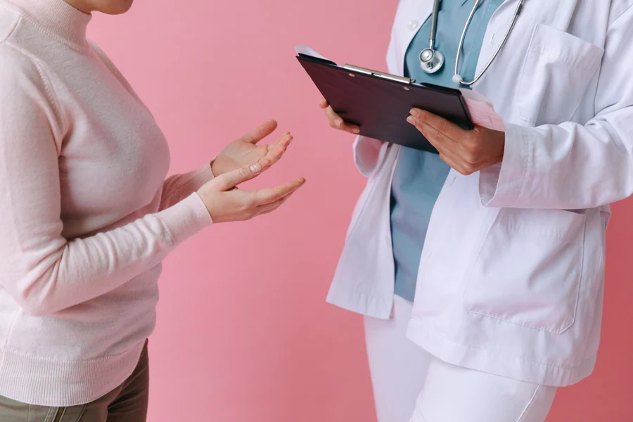 Consultation médicale de suivi après l'accouchement