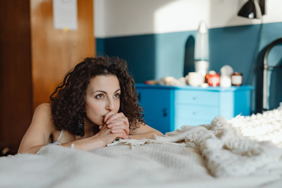 Jeune mère se reposant sur son lit