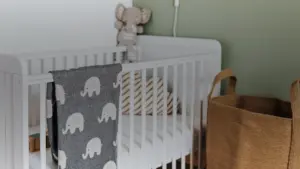 Lit à barreaux blanc vide dans une chambre de bébé