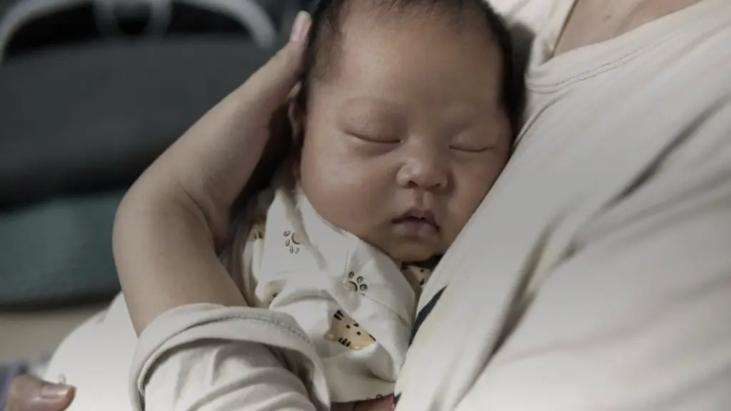 Pleurs de décharge bébé : durée, âge et gestes qui aident