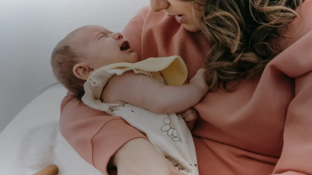 Bébé pleure dès qu’on le pose : causes et gestes à tenter