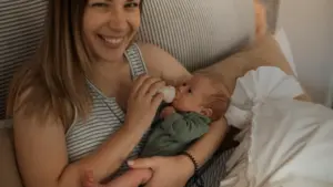 Mère donnant le biberon à son bébé