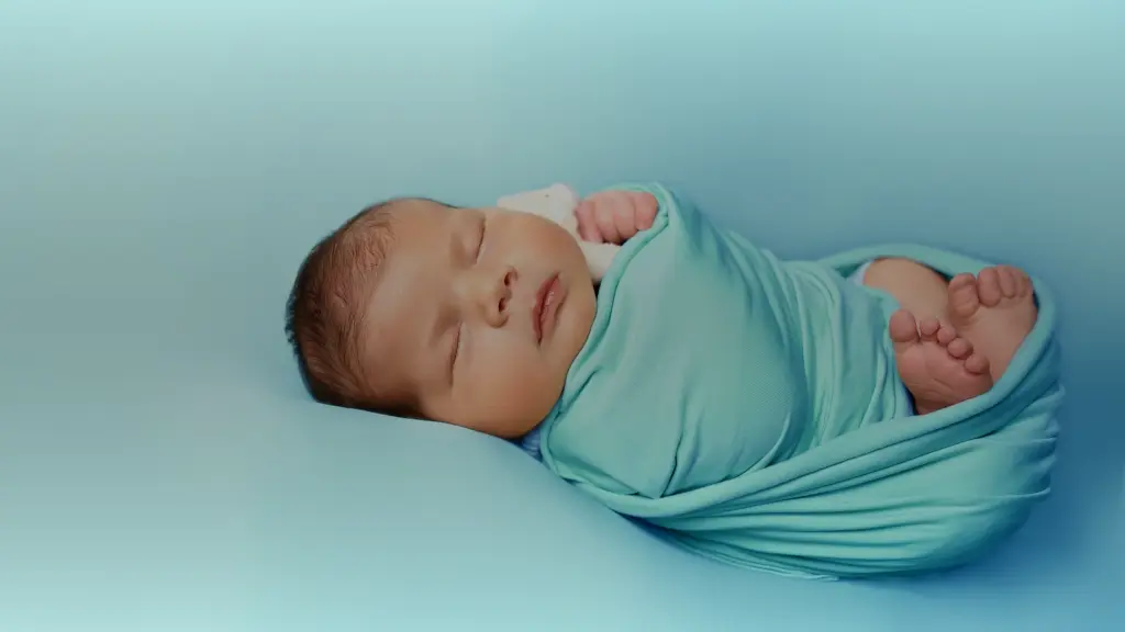 Emmaillotage bébé : les gestes, la sécurité et l’arrêt
