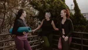 Femmes avec un tapis de sport lors d'une pause