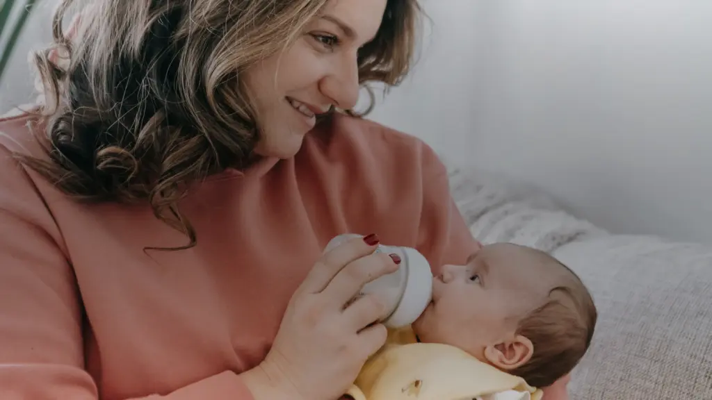 Sevrage de l&rsquo;allaitement : calendrier, durée et gestes doux