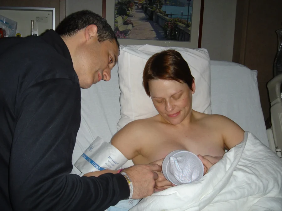 Mère tenant son nouveau-né pendant l'allaitement